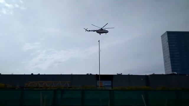 Вертолет МЧС над гипермаркетом GREEN поднимает два вентилятора смотреть онлайн