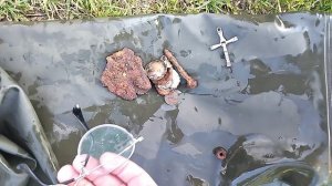 поиск украшений на пляже