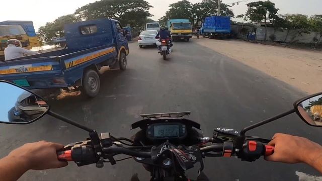 Live accident in Dhaka City. Bad truck driver spotted. Dont use headphones when Driving. смотреть онлайн