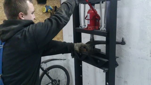 Перепрессовка сайлентблоков рычага Renault Laguna . Пресс из домкрата своими руками.. смотреть онлайн