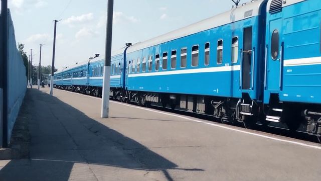Тепловоз ТЭП70-0205 с пассажирским поездом "605 Полоцк-Брест" отправляется со станции Полоцк смотреть онлайн