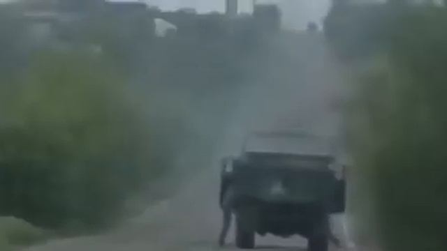 Луганск, Южный квартал. На объездной дороге задымилась российская техника смотреть онлайн