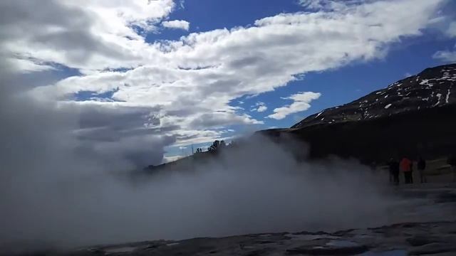 Гейзер Strokkur. Исландия смотреть онлайн