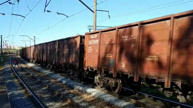 С ветерком! Электровоз ВЛ10-1119 с грузовым поездом на о.п. Депо ручьи смотреть онлайн