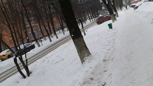 Иду по заснеженной дороге в начале Марта. смотреть онлайн