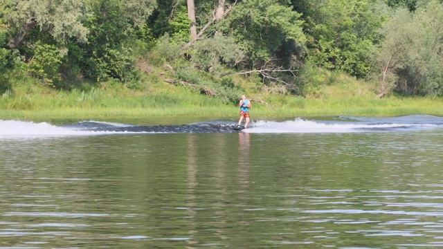 Огромная Скорость - за катером в прыжках на водной лыже. смотреть онлайн
