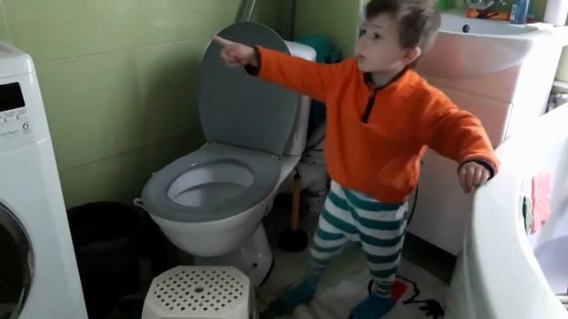 Что можно смыть в унитаз и как все протолкнуть... смотреть онлайн