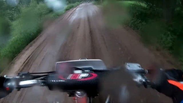 Покатушки на мото по лесу. Красивые виды и немного горок!!!)) смотреть онлайн
