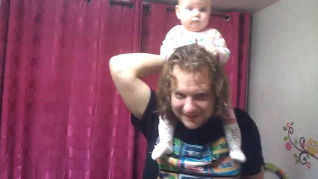 Дочь села папе на шею смотреть онлайн