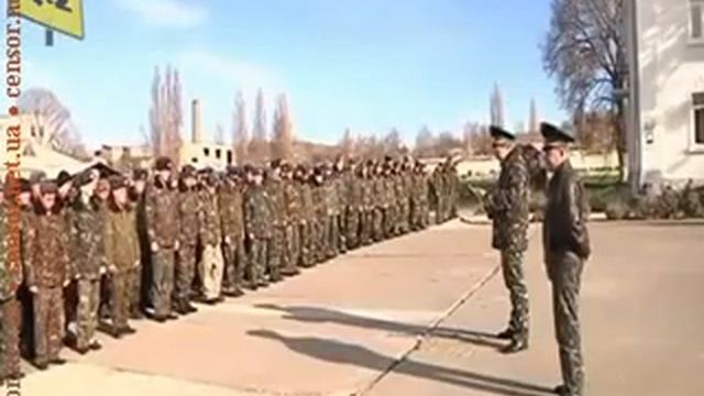 Составу воинской части Бельбека зачитали приказ о применении оружия 19 Марта 2014 смотреть онлайн