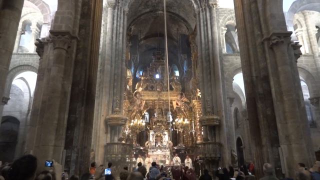 Swinging of the giant incense burner (botafumeiro) in Santiago de Compostela Cathedral смотреть онлайн