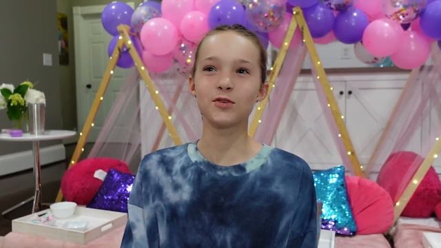 Making FRIENDSHIP BRACELETS with FRIENDS !!! смотреть онлайн