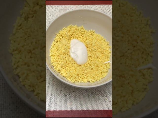 Фаршированные яйца. Закуска, которая исчезает со стола за считанные секунды смотреть онлайн