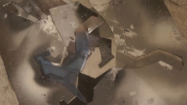 Принт на футболке аэрозольной краской через трафарет. смотреть онлайн