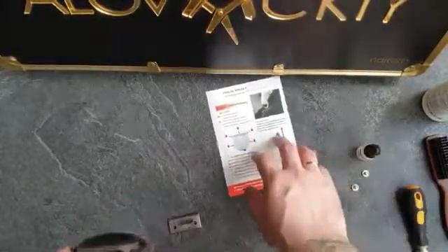 Как правильно чистить и смазывать машинки для стрижки фирмы "WAHL" смотреть онлайн