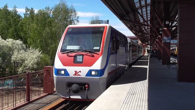 ТУ10-013 с пассажирским поездом отправляется со станции Екатеринбург-Детский