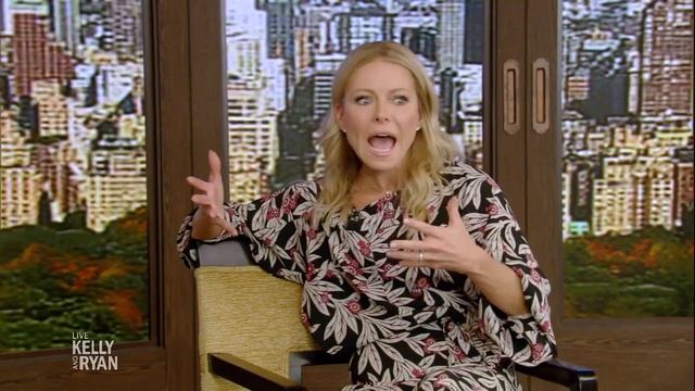 Jessica Capshaw Talks "Holidate" смотреть онлайн