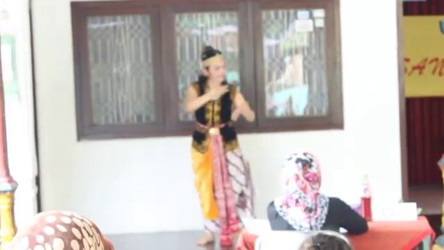A Java Dance of Senggolan Putri by dancer Yuli Astanti смотреть онлайн