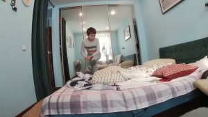 учусь делать сальто назад на кровати!