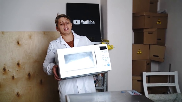 МИКРОВОЛНОВКА VS СТРАУСИНОЕ ЯЙЦО смотреть онлайн