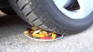 Машина давит колесом много яиц Интересный Эксперимент Crushing Crunchy&Soft things by car!