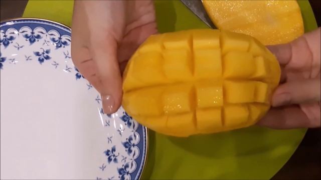 Как красиво почистить манго и подать к столу смотреть онлайн