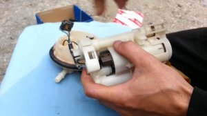 Toyota Matrix 2005 год 1.8 бензин Замена топливного фильтра . Оригинальный номер фильтра.