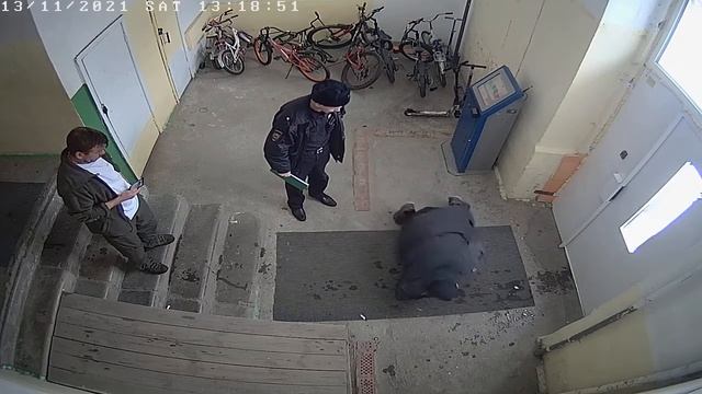 Полицейский выводит алкаша из дома. смотреть онлайн