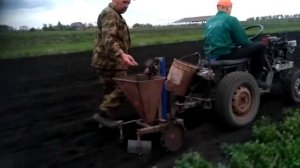 Посадка картофеля самодельной сажалкой на самодельном минитракторе