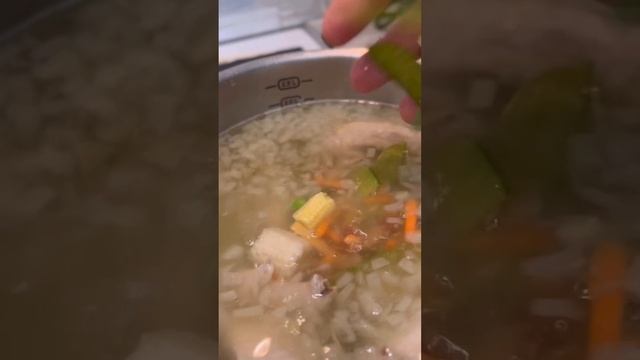 Сырный суп с курицей и овощами.