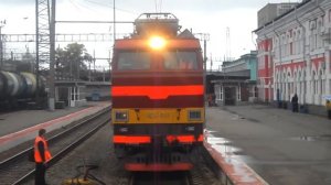 Электровоз ЧС4Т501 прицепляется к поезду на станции ВОЛОГДА август 2015