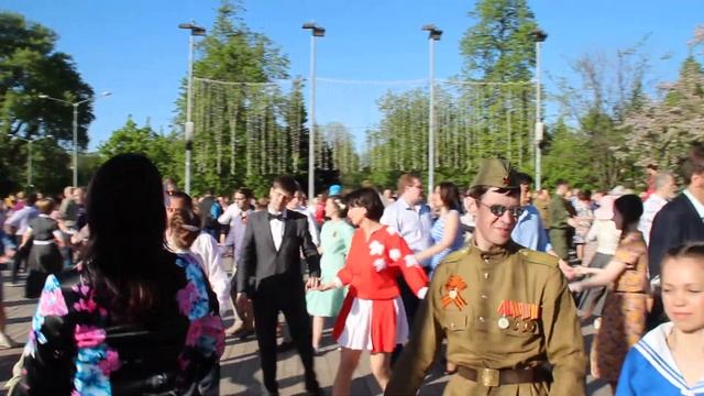 Вальс миньон на бале Победы в парке Горького. балансе.рф смотреть онлайн