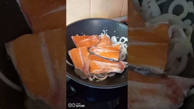 Хвостики Форели на луковой "подушке" ??❤️ Картошечка не пюре?? смотреть онлайн