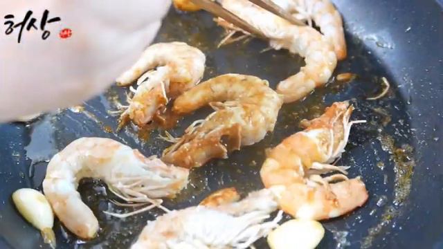 가을새우 이렇게 만들면 소금구이보다 쫀득한 온가족 간식 새우밑반찬 만들기! 새우손질법 смотреть онлайн
