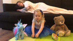 Мама спит, она устала