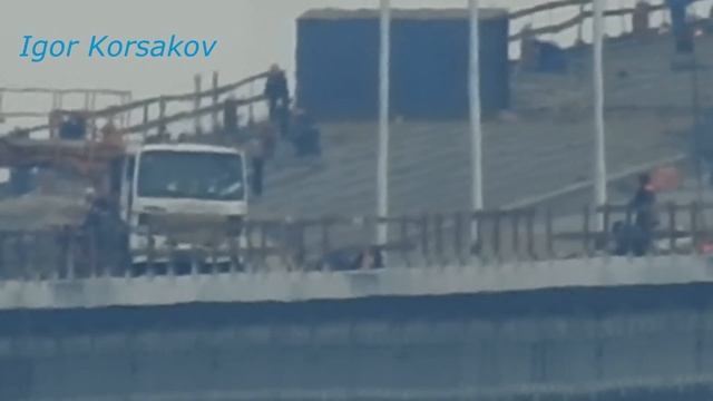 Крымский(март 2018)мост! Началось асфальтирование А/Д пролётов с Крыма,уст-ка дор. знаков!Коммент! смотреть онлайн