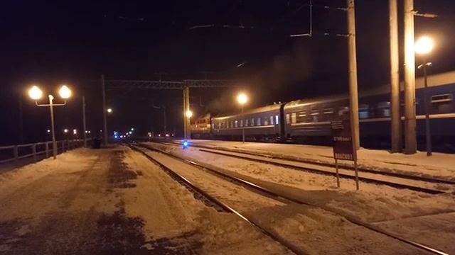 "с дымком!" или ТЭП70-0384 отправляется с поездом №648 Минск - Гомель смотреть онлайн