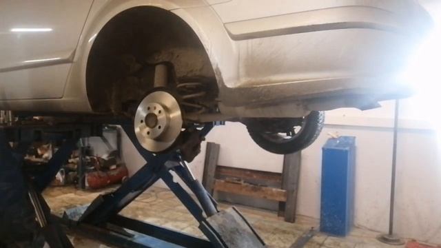 Замена задних тормозных колодок и дисков OPEL ASTRA H смотреть онлайн