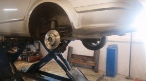 Замена задних тормозных колодок и дисков OPEL ASTRA H