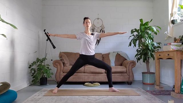 Warrior Vinyasa Sequence - 20 Minute Yoga смотреть онлайн