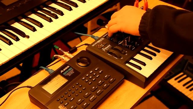 Alesis SR-16 & Arturia MicroBrute смотреть онлайн