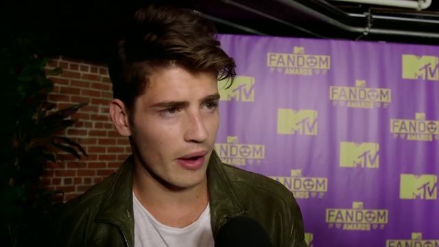 Gregg Sulkin Video Bombed by Bella Thorne - MTV Fandom Awards Comic Con 2015 смотреть онлайн