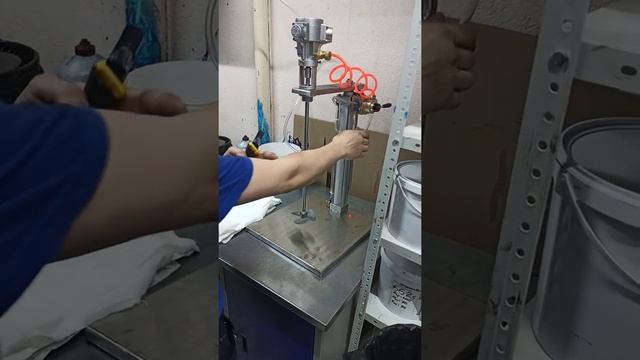 Миксер для перемешивания краски и растворителей. смотреть онлайн