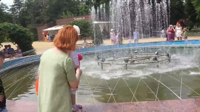 NataTusya играет в парке аттракционов. Аттракцион для Детей. Аттракционы, конкурсы игровая площадк смотреть онлайн