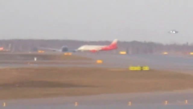 Аэропорт Шереметьево 11 Взлётов за 10 Мин. Яркий Солнечный Вечер В Шереметьево смотреть онлайн