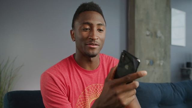 iPhone X Revisited: Still Worth $1000?! смотреть онлайн