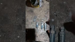 востановление резьбы под штуцер прокачки в алюминиевом суппорте ремонт резьбы суппорта