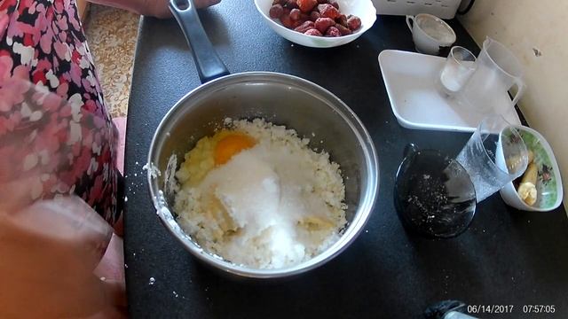 Пирог с творогом и клубникой!Лови рецепт! смотреть онлайн