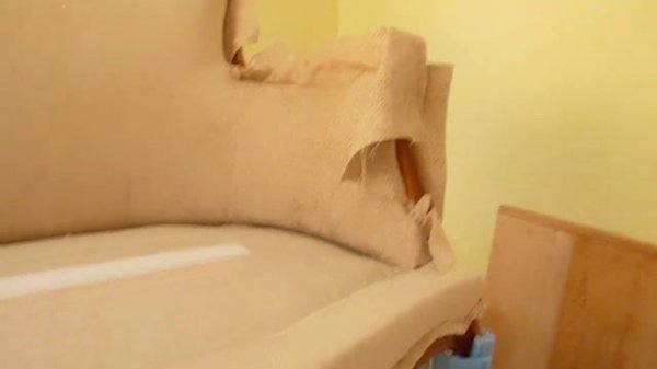 Pose du tissu sur le dossier d'une banquette Louis XV