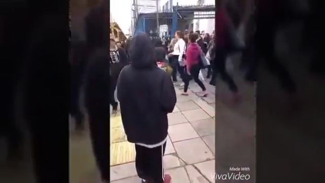 Этот мальчик заставил весь мир вновь поверить в настоящую любовь смотреть онлайн